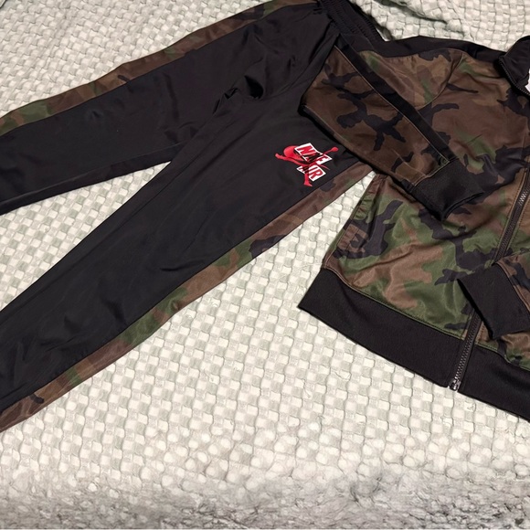Nike Air Black and Green Camo Tracksuit boys size 10/12 - Picture 3 of 6